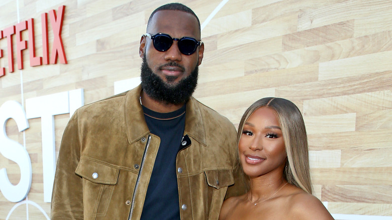 LeBron e Savannah James con il logo Netflix sullo sfondo.