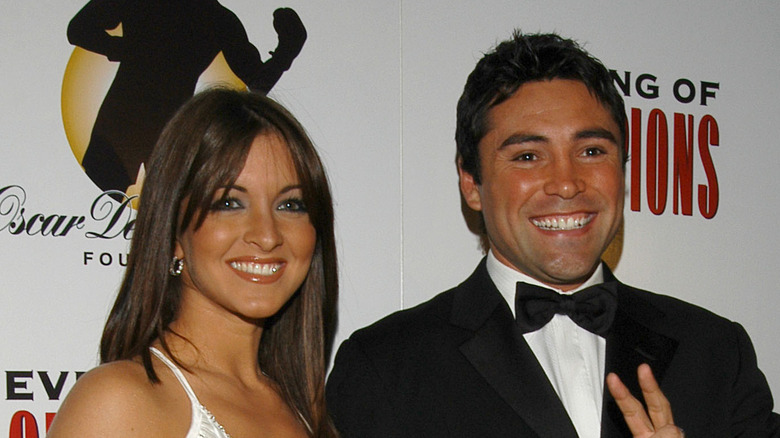 Millie Corretjer e Oscar De La Hoya sorridono