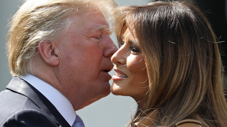 Donald Trump parla con Melania Trump