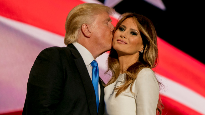 Donald Trump bacia Melania Trump sulla guancia