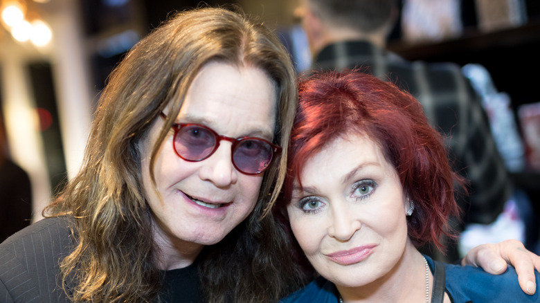 Ozzy Osbourne e Sharon Osbourne sorridono in primo piano