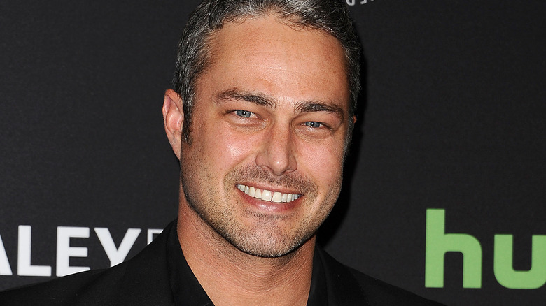 Taylor Kinney sorride 