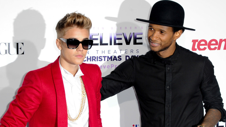 Usher guarda Justin Bieber