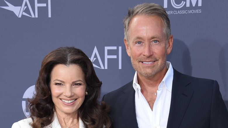 Fran Drescher e Peter Marc Jacobson sorridono