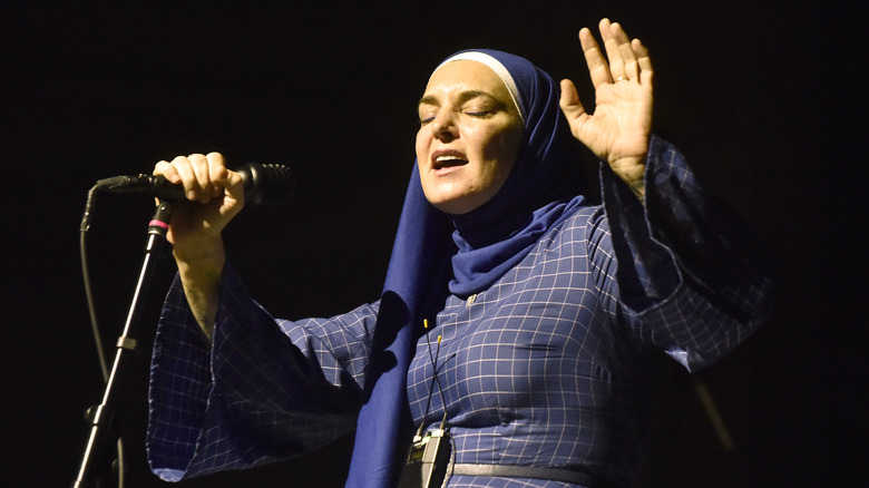 Sinead O'Connor si esibisce