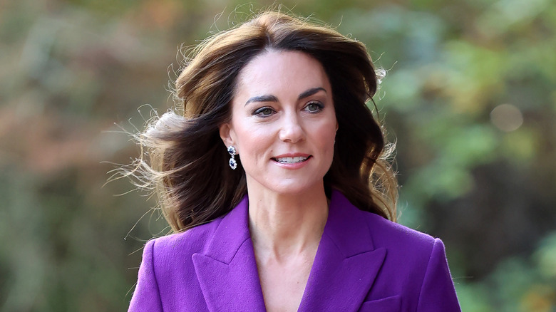 Kate Middleton con i capelli al vento