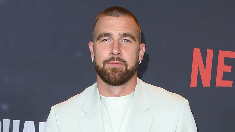 Travis Kelce in posa