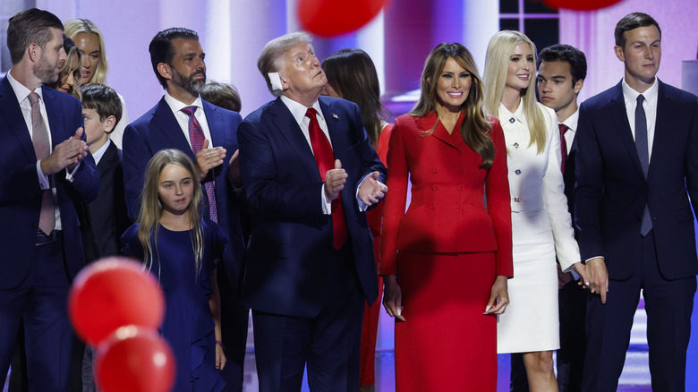 La famiglia Trump riunita sul palco