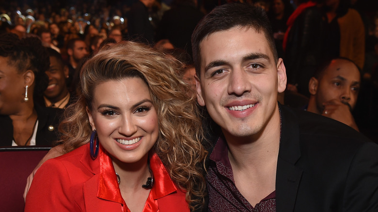 Tori Kelly in posa