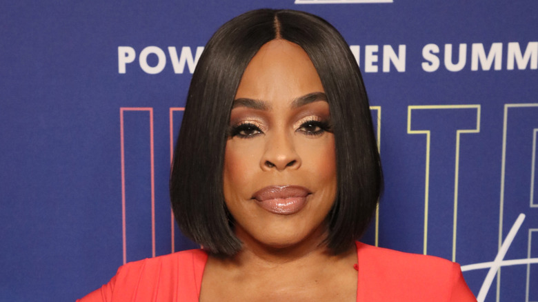 Niecy Nash posa con un abito color salmone