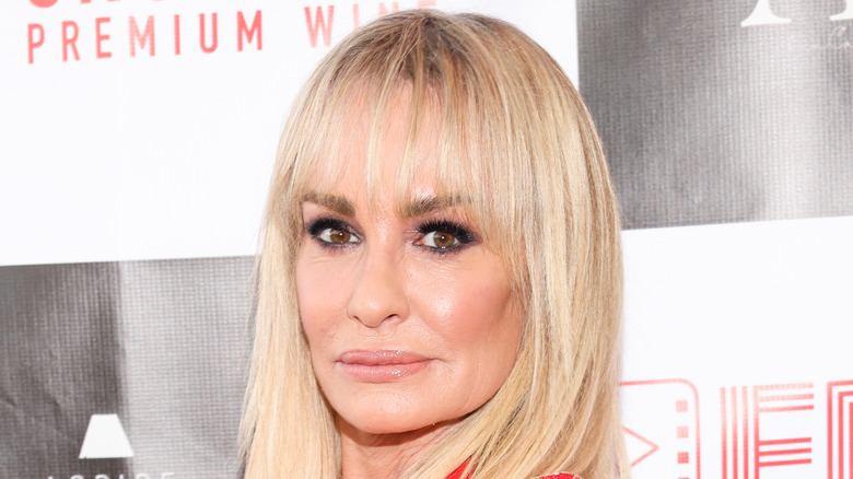 Taylor Armstrong posa con la testa girata