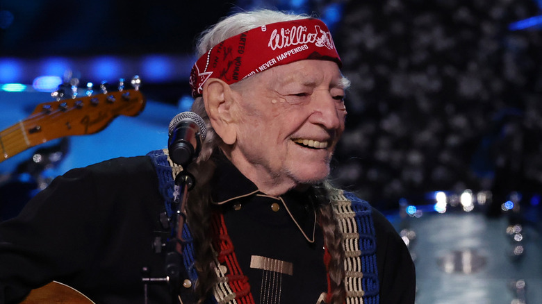 Willie Nelson sorride