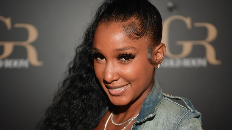 Bernice Burgos sorride compiaciuta