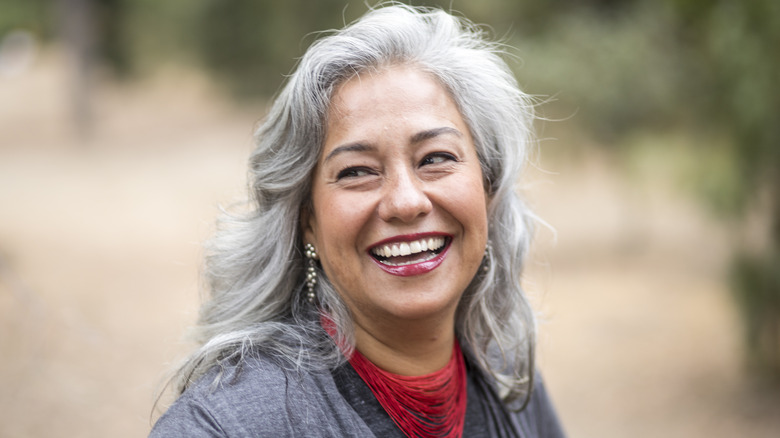 Donna sorridente di Latinx con capelli grigi