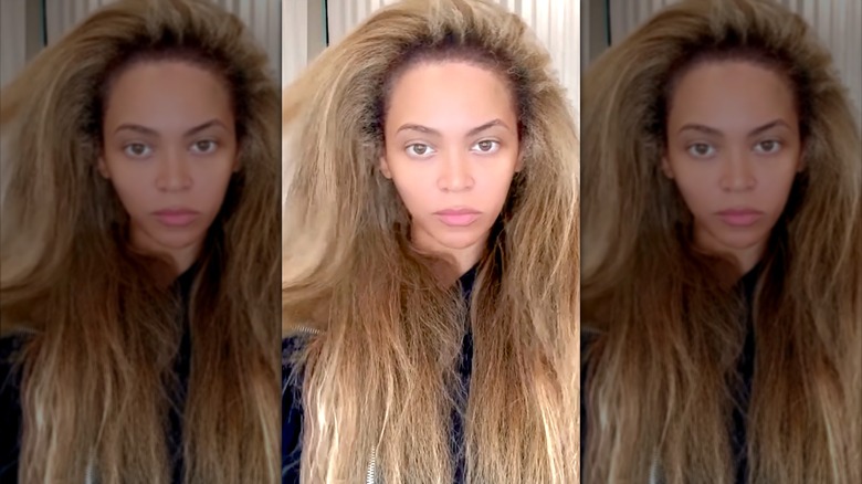 Beyoncé con i capelli stirati