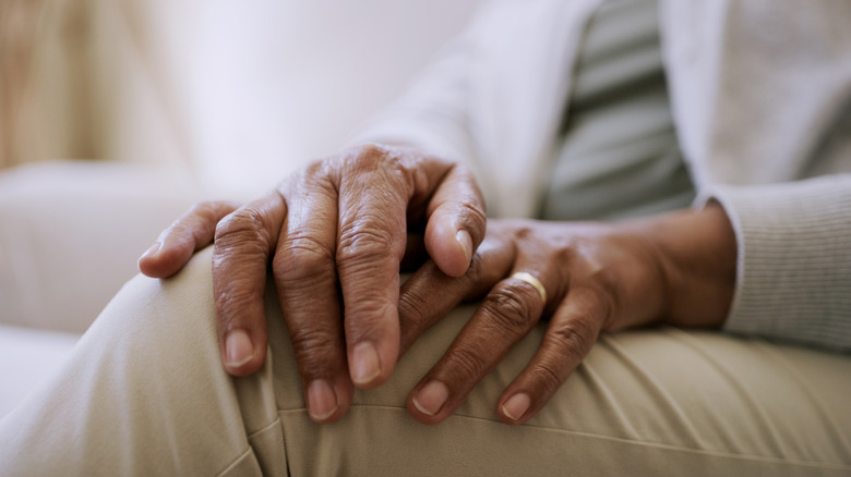 Le mani di una donna anziana