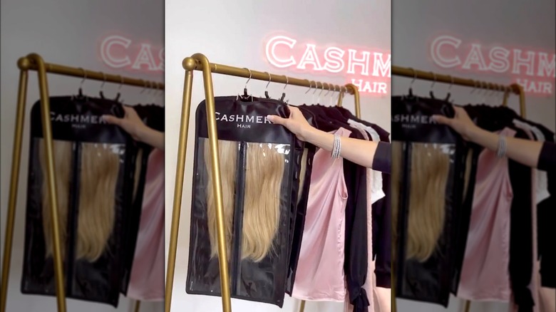 Extension per capelli in cashmere appese a mano su rack