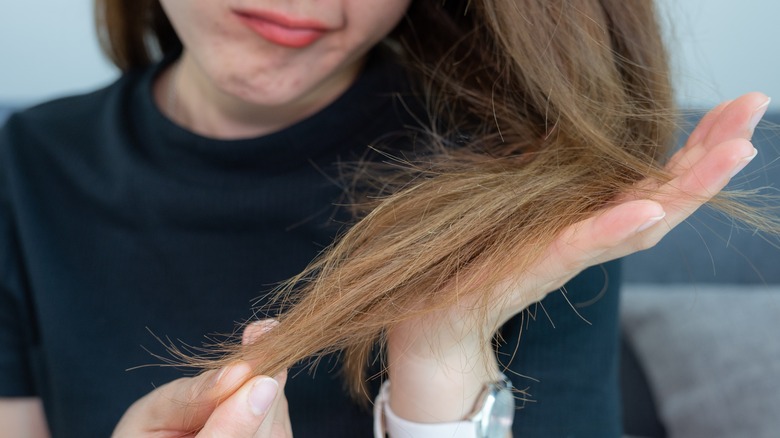 Donna che acciglia i capelli opachi