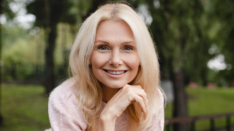 Donna di mezza età con capelli biondo platino