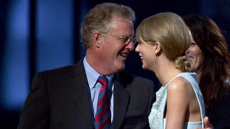 Scott Swift abbraccia la figlia Taylor Swift ai Country Music Awards 2015