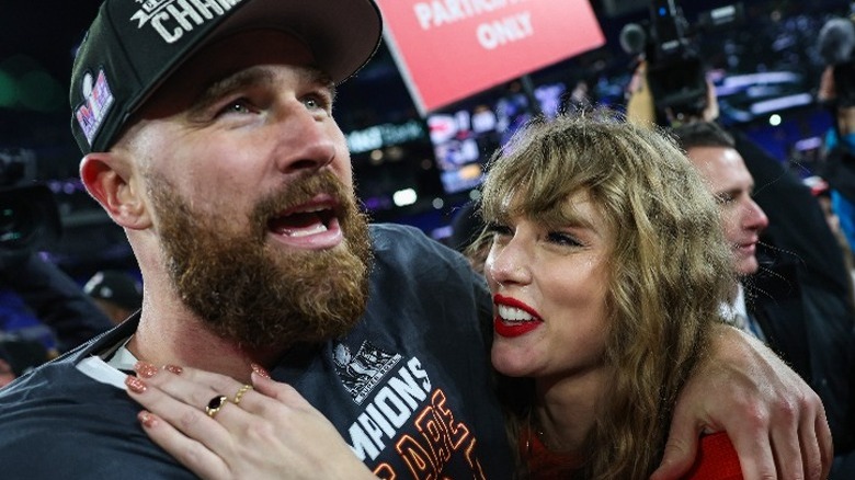 Travis Kelce e Taylor Swift dopo la partita del campionato AFC a Baltimora, MD 2024