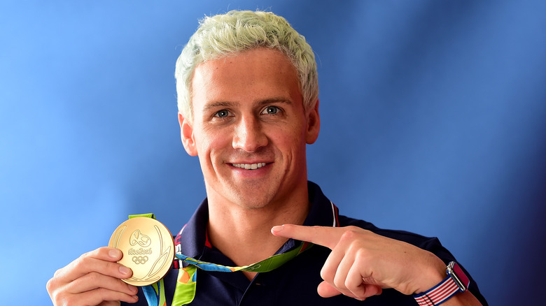 Ryan Lochte mostra la sua medaglia d'oro a Rio de Janeiro