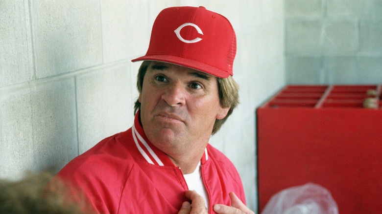 Pete Rose sorpreso dalla domanda del giornalista durante l'intervista in panchina del 1989