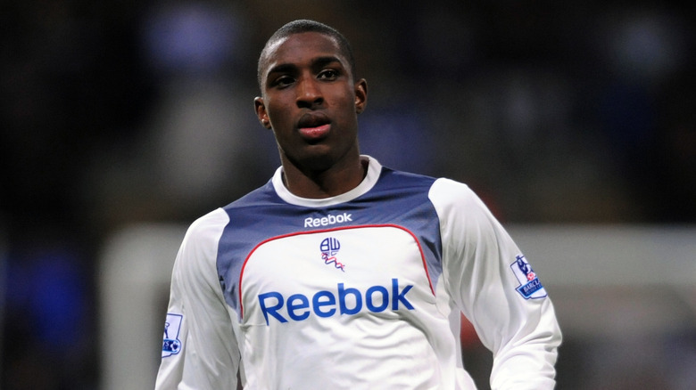 Jlloyd Samuels in campo mentre gioca per i Bolton Wanderers