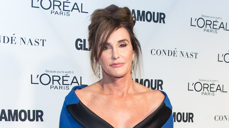 Caitlyn Jenner posa sul tappeto rosso