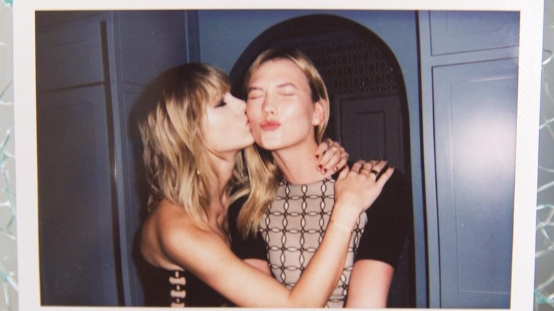 Taylor Swift bacia Karlie Kloss