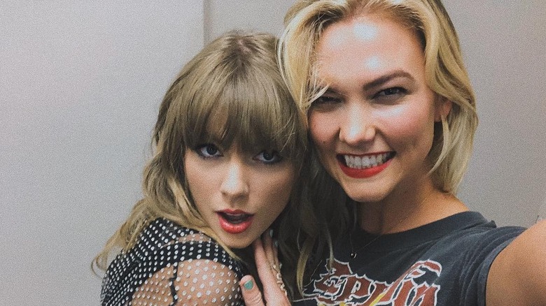 Taylor Swift e Karlie Kloss sorridono