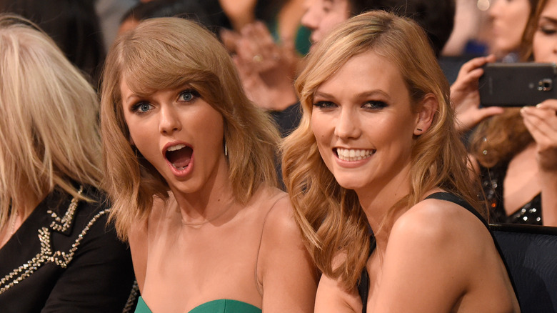 Karlie Kloss e Taylor Swift in posa