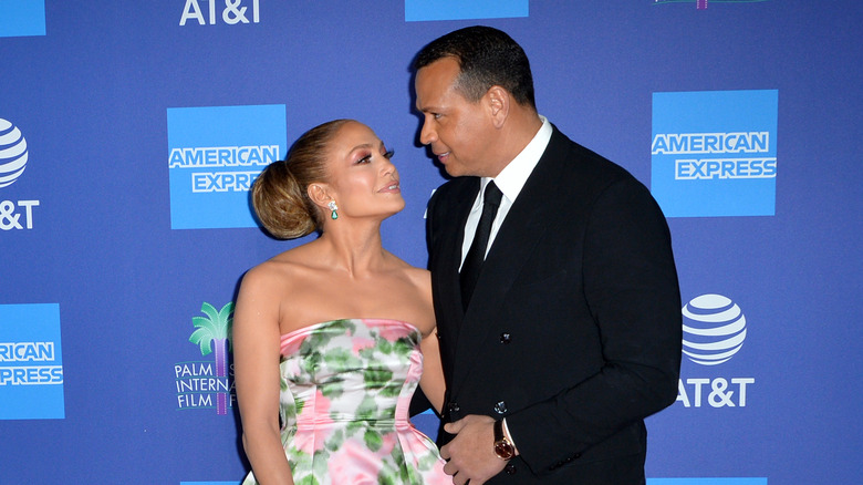 Jennifer Lopez indossa un abito floreale, Alex Rodriguez indossa un abito nero