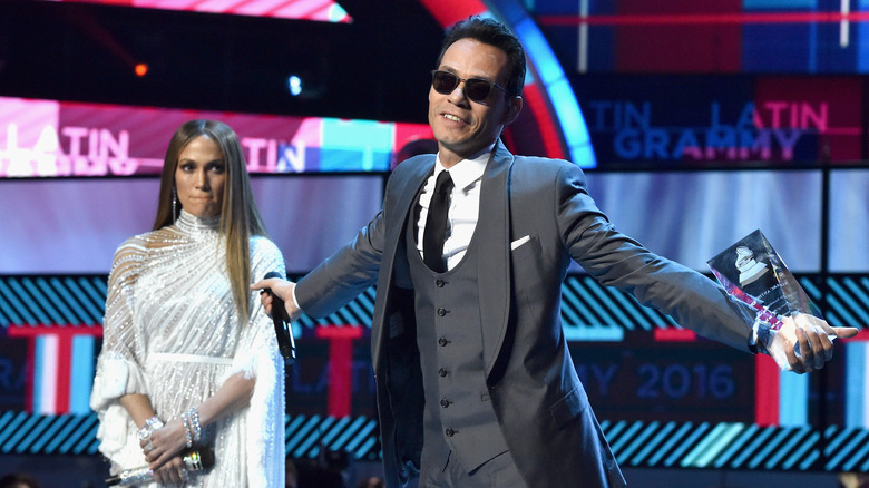 Jennifer Lopez guarda Marc Anthony sul palco