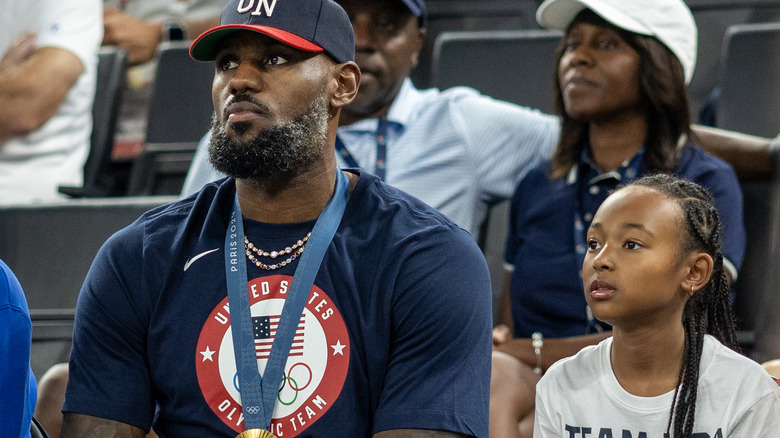 Lebron James e Zhuri James guardano la partita