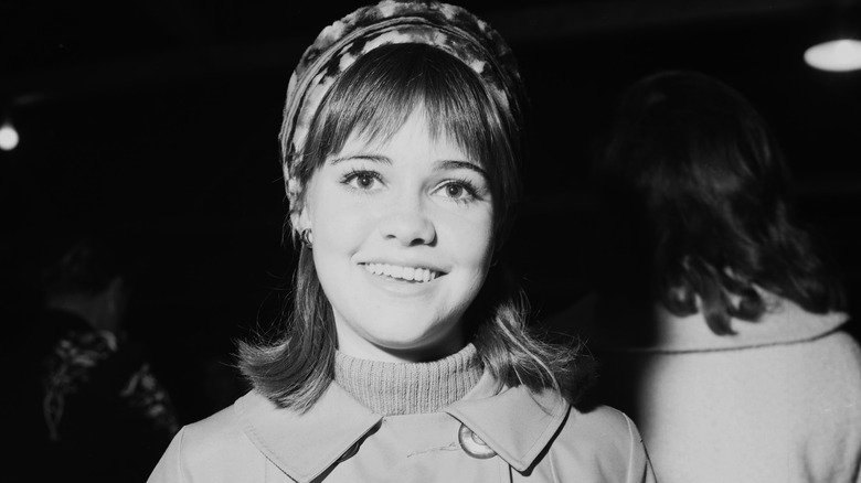 Sally Field sorridente nel 1958