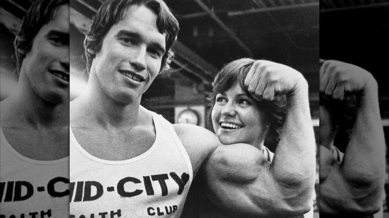 Arnold Schwarzenegger e Sally Field sorridono 