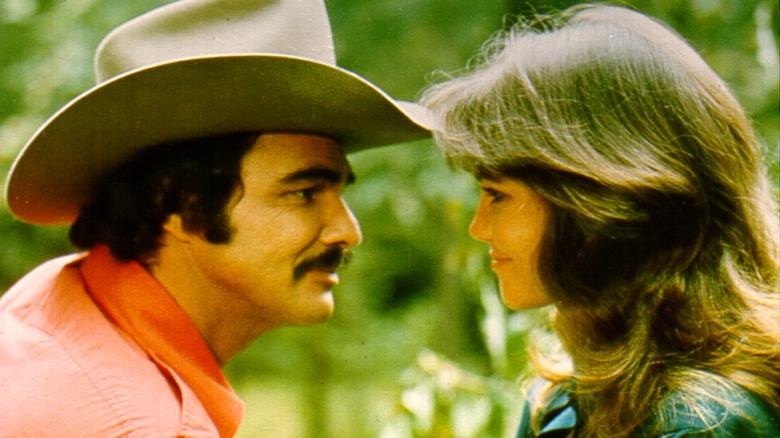 Burt Reynolds e Sally Field si sorridono dentro 