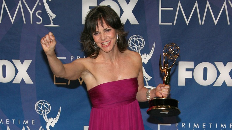 Sally Field esulta e tiene in mano un Emmy