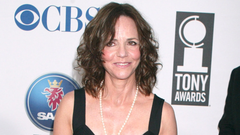 Sally Field sorride