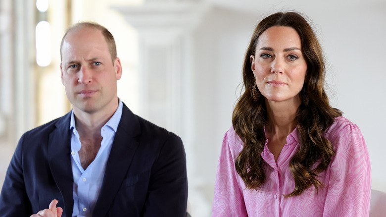 Il principe William e Kate Middleton sembrano seri fianco a fianco