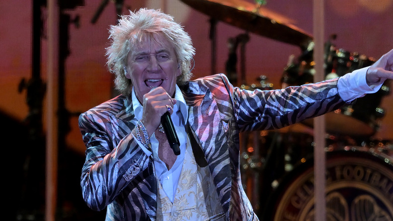 Rod Stewart canta sul palco