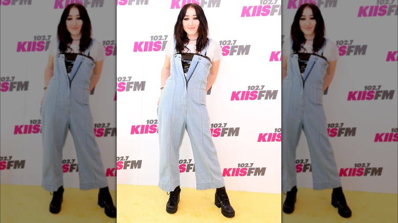 Noah Cyrus indossa una tuta con cerniera frontale da Wango Tango