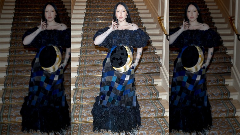 Noah Cyrus posa sulle scale con un abito patchwork alla sfilata Viktor & Rolf Haute Couture Primavera Estate 2023