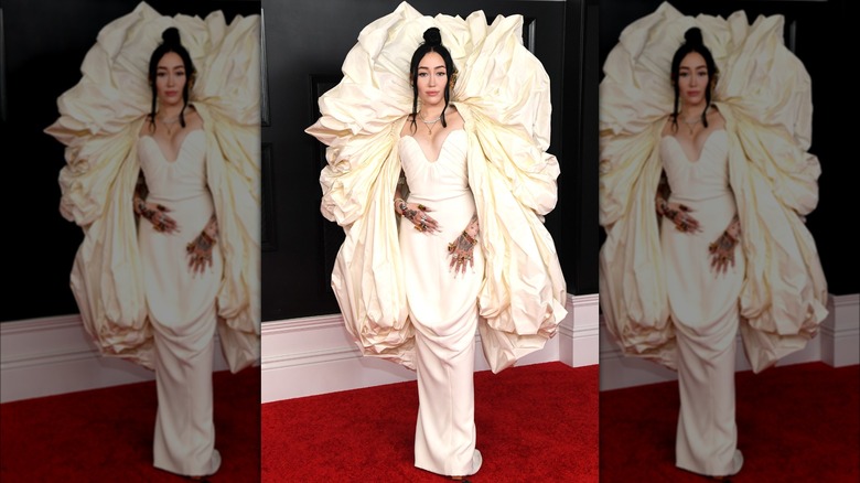 Noah Cyrus indossa uno scultoreo abito bianco Schiaparelli ai Grammy 2021