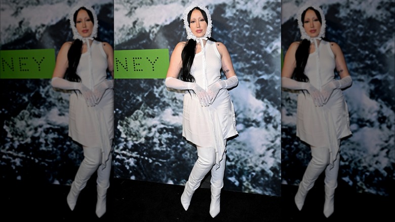 Noah Cyrus posa con un abito bianco e una cuffia all'evento di lancio di Adidas x Stella McCartney del 2023