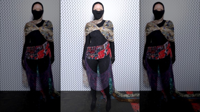 Noah Cyrus indossa una tuta nera ricoperta di sciarpe alla sfilata Marine Serre Womenswear Autunno/Inverno 2024-2025