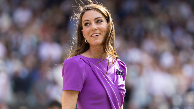 Kate Middleton vestita di viola