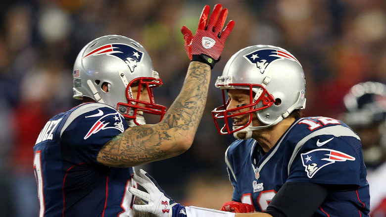 Aaron Hernandez e Tom Brady in uniforme