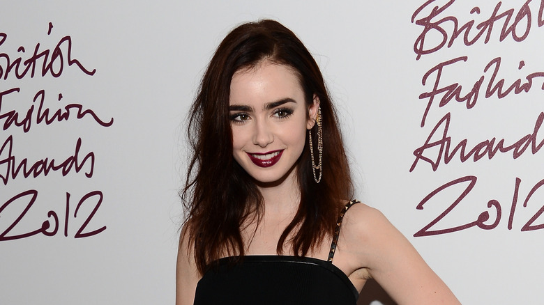 Lily Collins vestita di nero